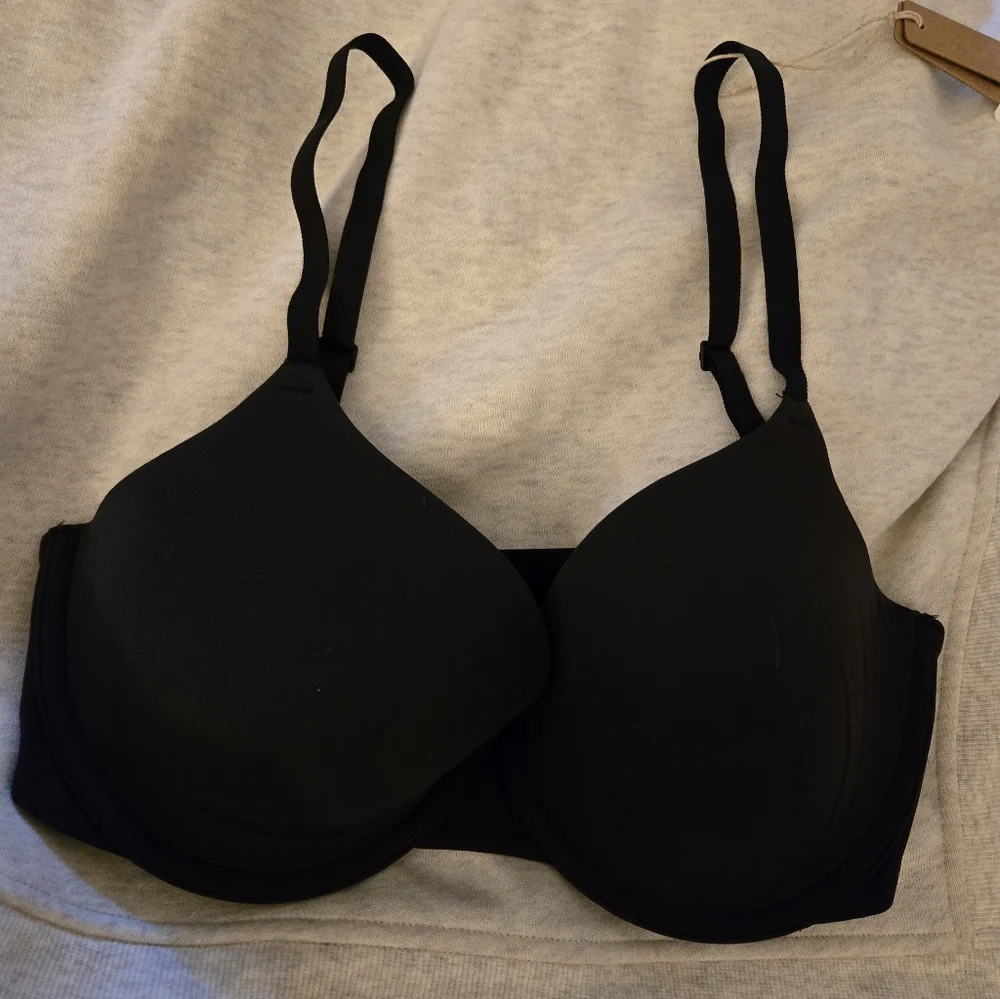 NWT Skims Fits Everybody T Shirt Bra Black 32D